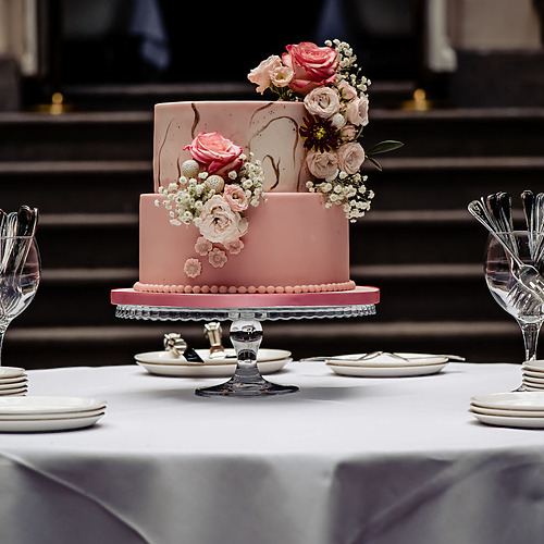 De bruidstaart die op deze trouwdag is gebruikt, wordt ook wel een canvascake, of waterverfcake genoemd.