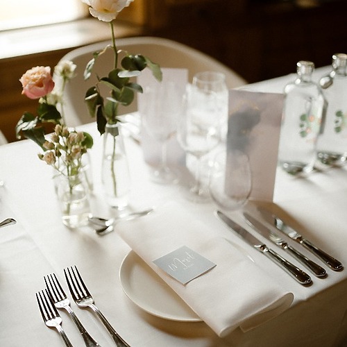 tafelinrichting tijdens het diner van jullie bruiloft