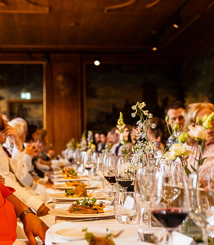 Het diner is een intiem deel van een bruiloft, omdat je nu echt de tijd kan nemen met je gasten te praten. Zorg daarom voor een speciale culinaire invulling en leuke decoratie