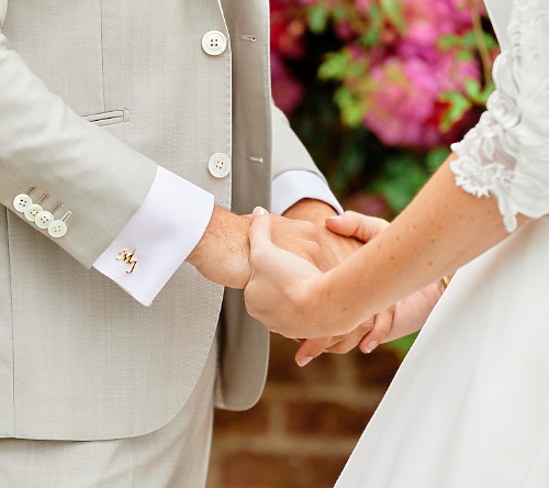 Elkaars handen vasthouden is een intiem moment en verbinding, prachtig op ook voor trouwfoto's op jullie bruiloft