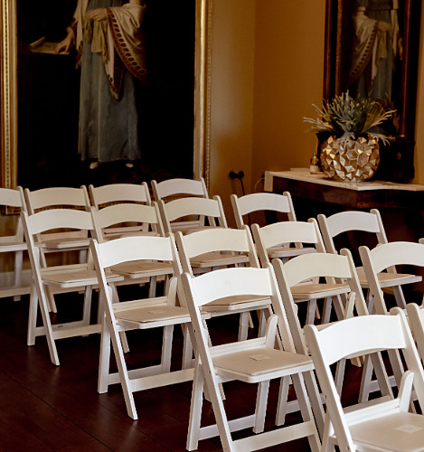 witte stoelen tijdens de ceremonie van jullie bruiloft kan je makkelijk aankleden met bloemen of andere decoratie