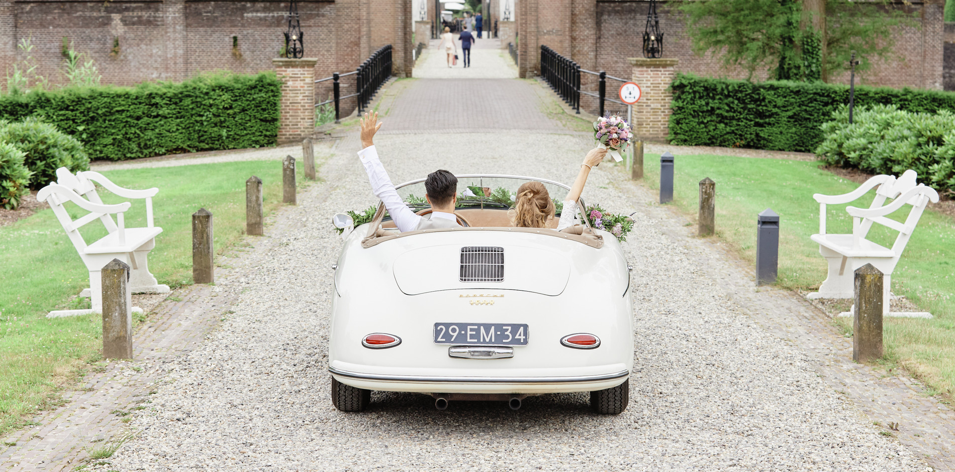 Just Married! Er zijn verchillende manieren om je bruiloft te verlaten, zo ook met een auto. Perfect voor op een evenementenlocatie als Buitenplaats Amerongen