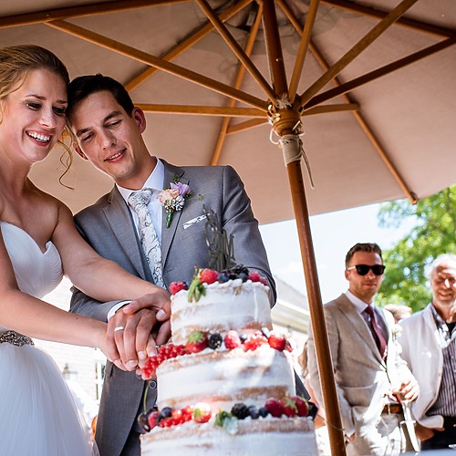 De taart aansnijden tijdens een bruiloft is een intiem moment. Trends rondom bruidstaarten vindt je bij Swijnenburg