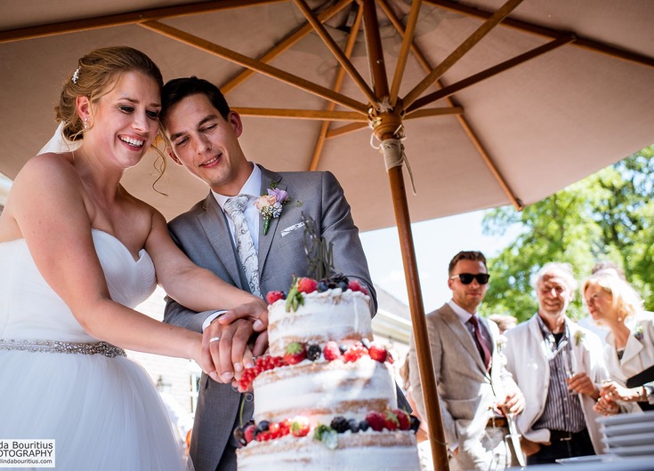 De taart aansnijden tijdens een bruiloft is een intiem moment. Trends rondom bruidstaarten vindt je bij Swijnenburg