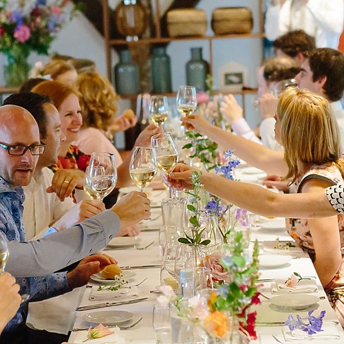 Samen tafelen bij een bruiloft is een gezellig moment waar je echt even aandacht hebt voor de gasten.
