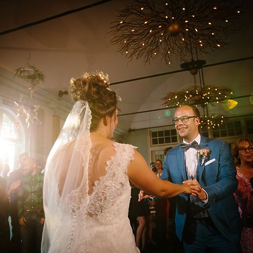 Een feest is een leuke manier om jullie trouwdag mee af te sluiten en zorgt voor spontane trouwfoto's omdat jullie dansen en dus niet letten op de camera